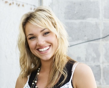 Smiling woman with wavy blonde hair